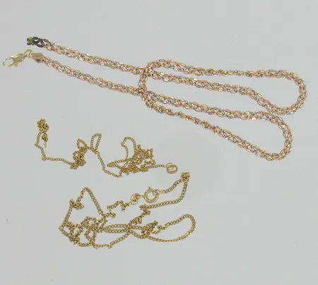 Kolme kaulaketjua, viallisia, 585, paino 14,5g Vikt: 14,5 g