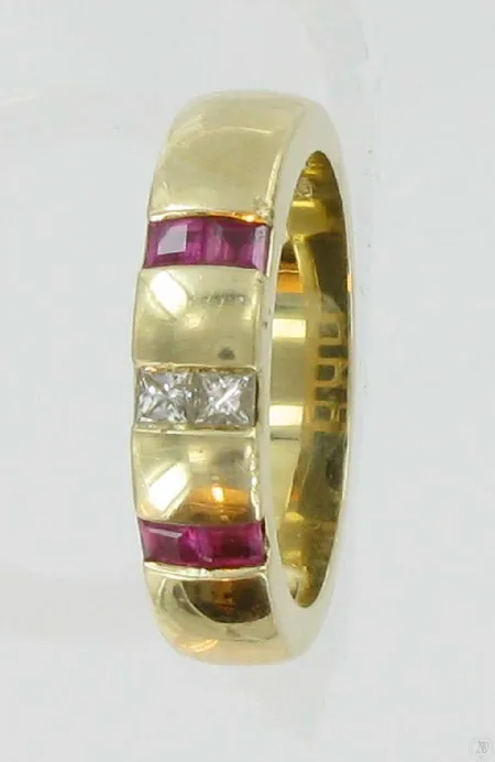 Timanttisormus punaisilla kivillä 2xn.0,07ct princess kaivertamaton 585 paino 5,9g Vikt: 5,9 g