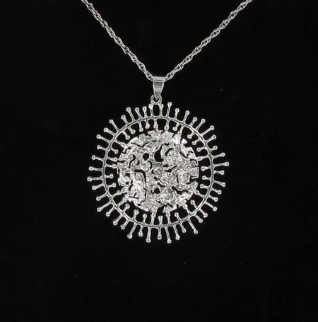 Kaulakoru, Design Tapio Wirkkala, ketjun pituus 44cm, riipus Ø 45mm, 925, paino 13,3g Vikt: 13,3 g