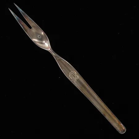 Leikkelehaarukka, kaiverrettu, pituus 170mm, 916, paino 33,6g Vikt: 33,6 g