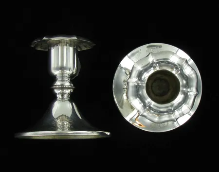 Kynttilänjalat, korkeus 80mm, kaiverrettu, Auran Kultaseppä Oy,
valmistettu 1974, 830br, paino 142,9g Vikt: 142,9 g