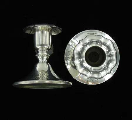 Kynttilänjalat, korkeus 80mm, kaiverrettu, Auran Kultaseppä Oy,
valmistettu 1961 ja 1978, 830br, paino 149,9g Vikt: 149,9 g