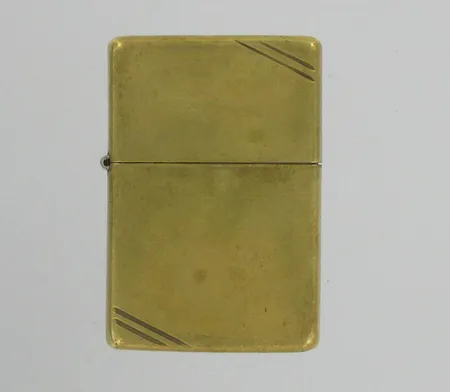 Zippo sytytin, messinki, vuodelta 1989, sarana hieman kulunut