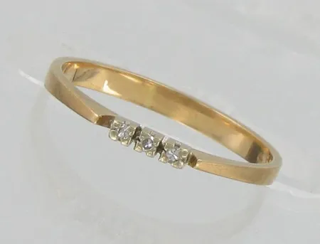 Timanttisormus 3xn.0.005ct, koko 17½, 585 kelta- ja valkokulta, paino 1,6g Vikt: 1,6 g