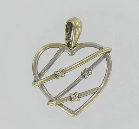 Sydänriipus timanteilla 3xn.0.005ct, korkeus 22mm, 585 kelta- ja valkokulta, paino 1,7g Vikt: 1,7 g