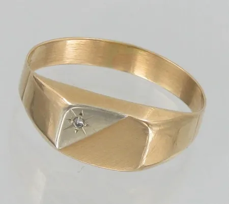 Kantasormus timantilla 1xn.0.005ct, käytön jälkiä, koko 20¼, 585 kelta- ja valkokulta, paino 2,6g Vikt: 2,6 g