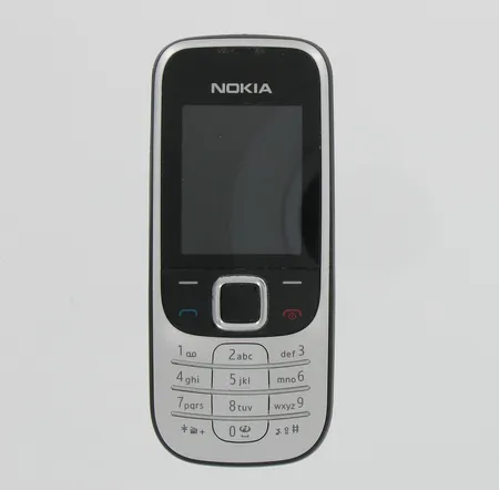 Matkapuhelin Nokia 2330, mukana laturi
