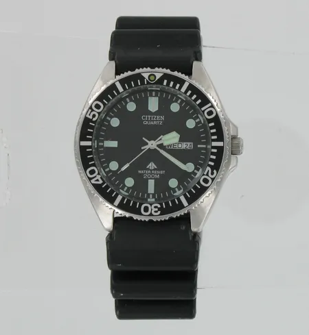 Miesten teräsrannekello Citizen, quartz, Water Resist 200M, 722237, taulun Ø 44mm, pieniä naarmuja lasissa.