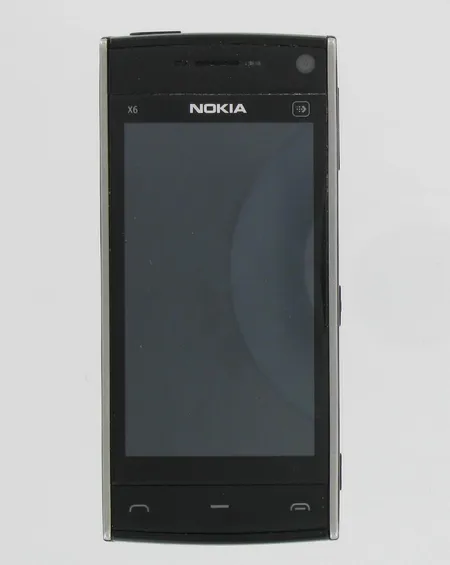 Matkapuhelin Nokia X6, laturi puuttuu