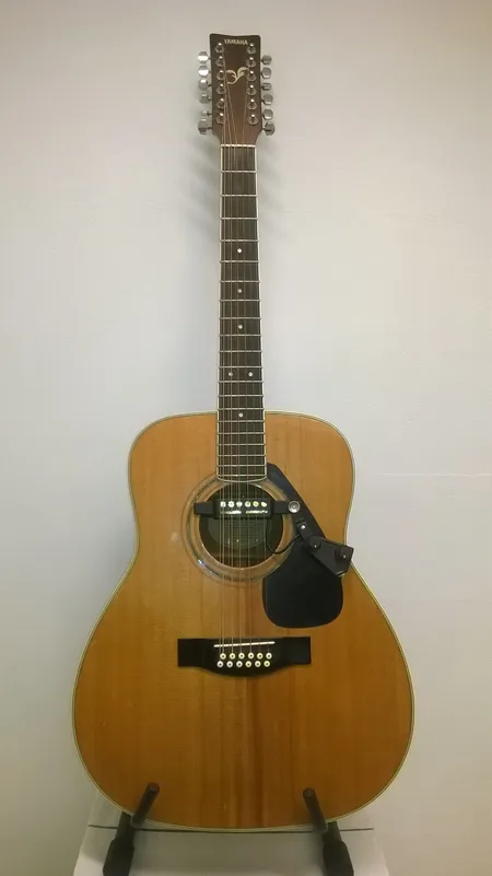 Akustinen kitara Yamaha FG-420-12A, pieniä kulumia, ei laukkua. Nouto ainoastaan myymälästä!