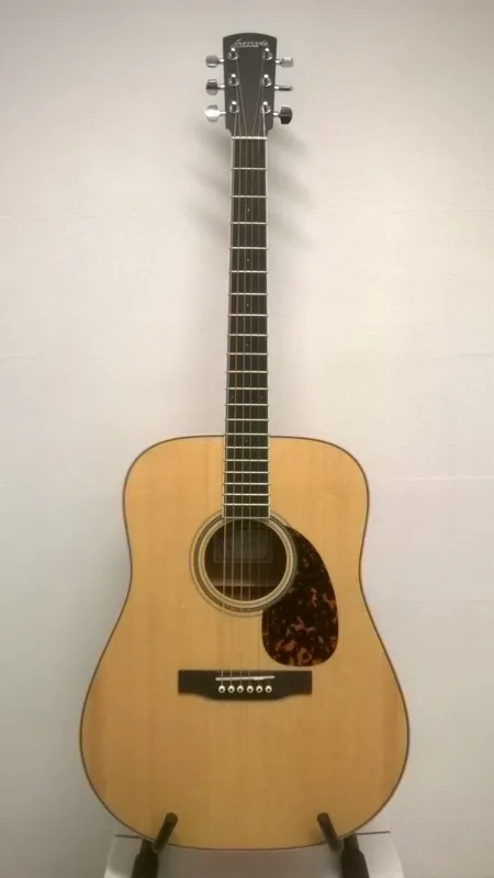 Akustinen kitara Jean Larrivee Guitars, Model D-03, kovassa laukussa. Nouto ainoastaan myymälästä!