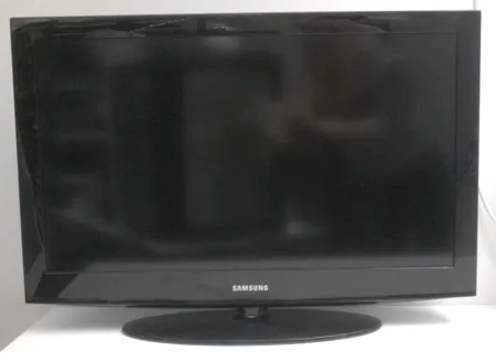 Samsung LCD TV, LE32E425, kaukosäädin, antennijohto ja ohjekirjat mukana. Takuu voimassa 10.11.2014 saakka. Nouto ainoastaan myymälästä!