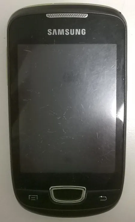 Matkapuhelin Samsung Galaxy GT-S5570, kulunut, mukana laturi