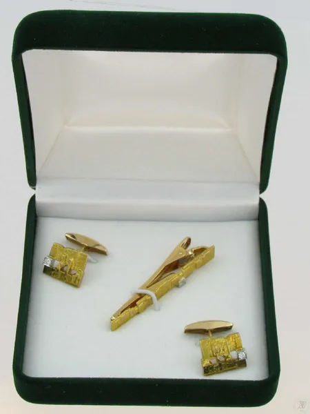 Timanttisolmiopidike ja timanttikalvosinnapit 3xn.0,04ct kaiverrettu Lapponia  585 paino 16,4g Vikt: 16,3 g