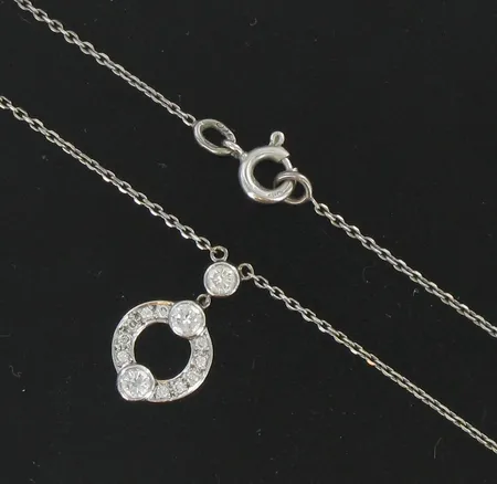 Timanttikaulakoru, 3xn.0.10ct ja 10xn.0.01ct, pituus 74,0cm, 585 valkokultaa, paino 3,6g Vikt: 3,6 g