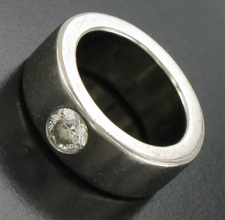 Timanttisormus 1xn.0.80ct, kaiverrettu, koko 18½, 750 valkokulta, paino 29,7g Vikt: 29,7 g