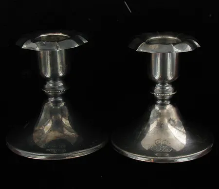 Kaksi kynttiläjalkaa, kaiverrettuja, korkeus 80mm, 830br, paino 140,0g Vikt: 140   g