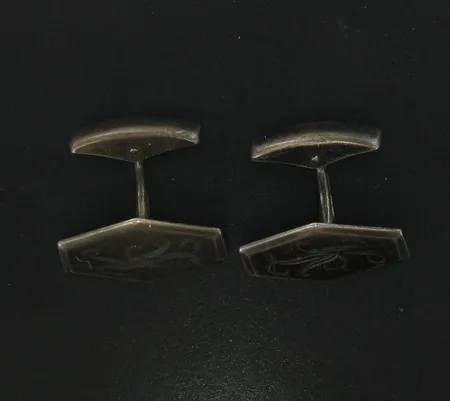 Kalvosinnapit, kaiverrettu, 813, paino 9,0g Vikt: 9   g