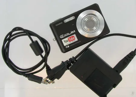 Digikamera casio exlim ex-z77, 7,2 mega pixel, laturi, muistikortti 1gb