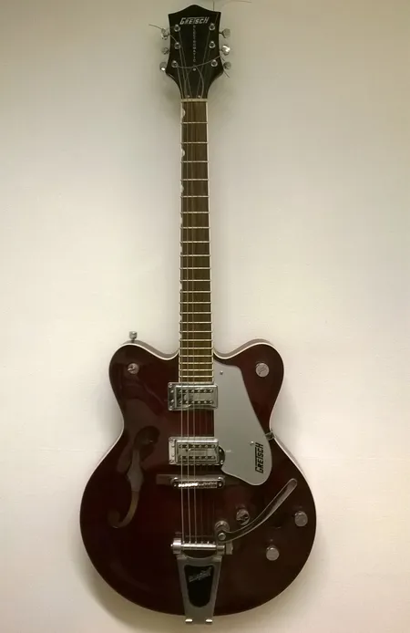 Orkesterikitara Gretsch Electromatic G5122, sarjanumero KS10103439, made in Korea, pehmeä laukku