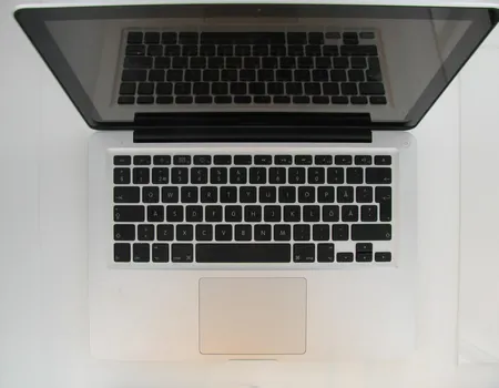 Kannettava tietokone Apple A1278 ja suojakotelo, verkkovirta puuttuu
