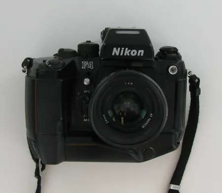 Kameranrunko Nikon F4, paristoperällä MB-21, objektiivi Af Nikkor 24mm 1:2.8