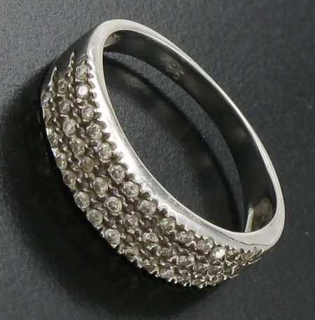 Timanttisormus 41xn.0.005ct, yksi timantti puuttuu, koko 17¾, 585 valkokultaa, paino 3,0g Vikt: 3   g