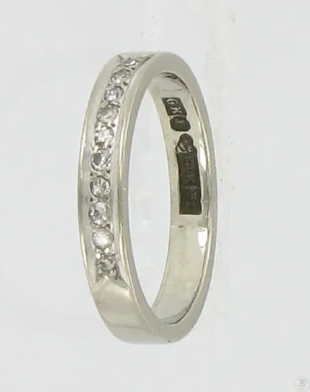 Timanttisormus 10xn.0,01ct, koko 15½, kaivertamaton, 750vk, paino 3,1g Vikt: 3,1 g