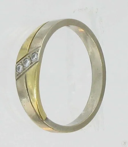 Timanttisormus 3xn.0,02ct, koko 18, kaivertamaton, 750, paino 3,7g Vikt: 3,7 g