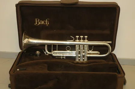 Trumpetti vincent bach stradivarius mod.37  + suukappale kotelossa