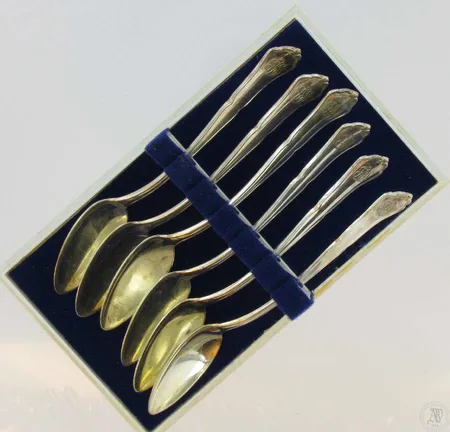 6 kahvilusikkaa Chippendale 830 Kaiverrettu paino  81,0g Vikt: 105,5 g