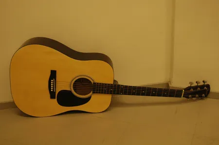 Akustinen kitara Squier by Fender kulumia pussissa
