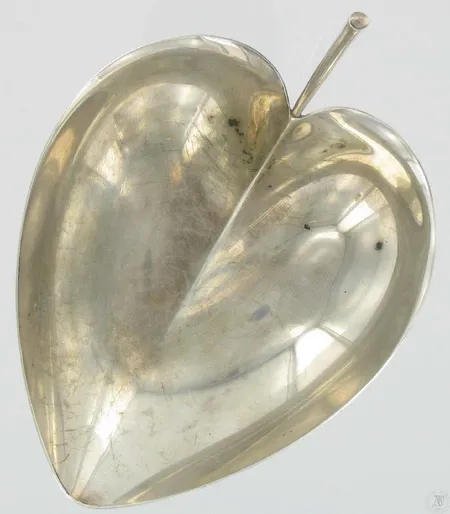 Hopeamalja, Lehti, Tapio Wirkkala, vuodelta 1957, 916, paino 52,7g Vikt: 52,7 g