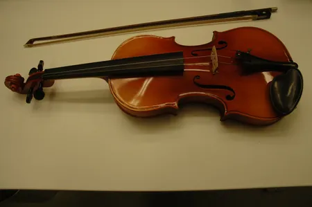 Viulu Suzuki no. 220, 4/4, valmistettu Japanissa, pieni kuluma kannessa, jousi, leuka- ja olkatuki, kantolaukku