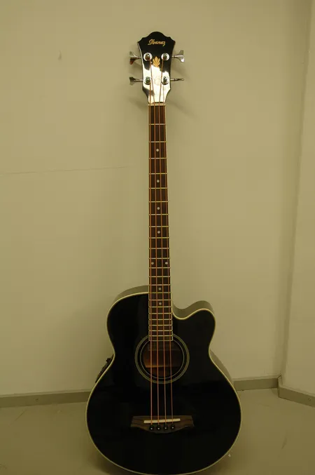 Elektroakustinen  basso ibanez mod.aeb8e-bk-2y-01 laukussa