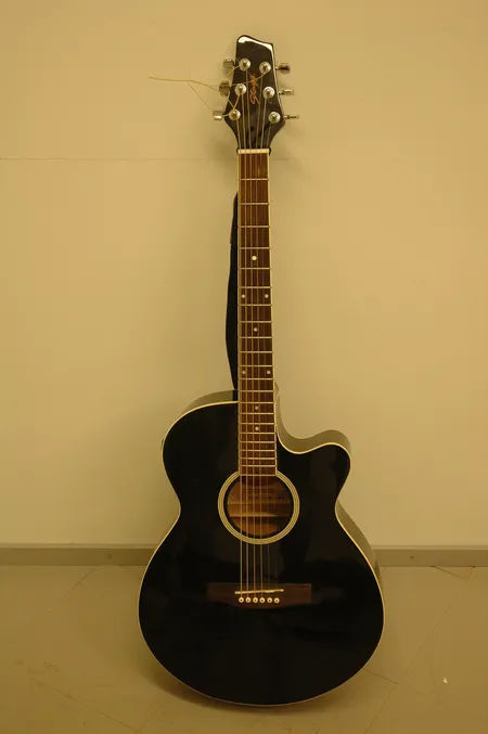 Elektroakustinen kitara stagg Sw206-bk  pussissa