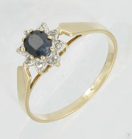 Kivisormus timanteilla 8xn.0.005ct, kaiverrettu, koko 17¾, 585br, paino 1,7g Vikt: 1,7 g