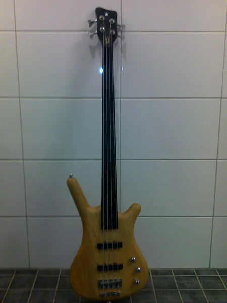 Sähköbasso Warwick Corvette Standard, pieniä naarmuja, laukku Rockbag by Warwick