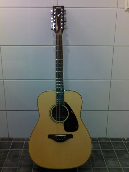 Akustinen kitara Yamaha FG720S-12, kansi viallinen, laukku Hiscox liteflite