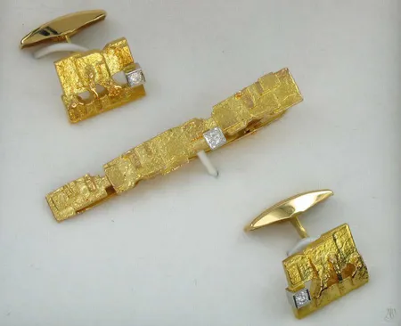 Timanttisolmiopidike ja timanttikalvosinnapit 3xn.0,04ct kaiverrettu Lapponia 585 paino 16,3g Vikt: 16,3 g