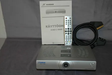 Digiboksi Handan DVB-C 5000 kaapeliverkkoon, kaukosäädin, scart-johto, kaapeli, virtajohto ja käyttöohje