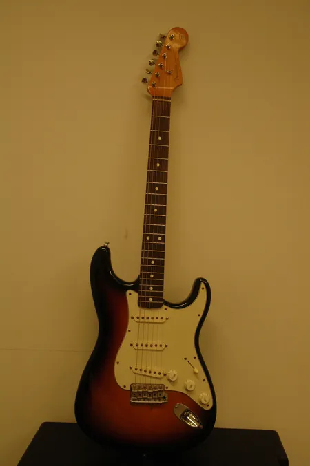Sähkökitara fender stratocaster sarjanumero V103107   pussissa