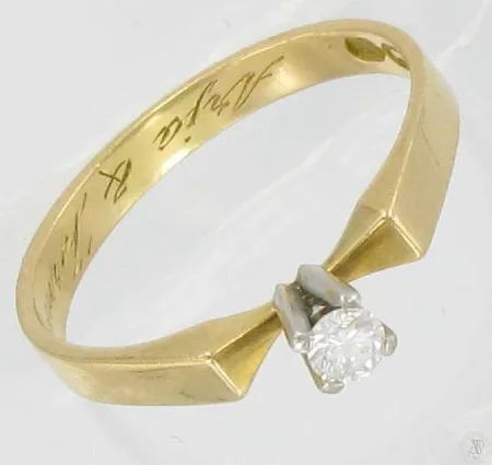 Timanttisormus 1xn.0.13ct, kaiverrettu, koko 18½, 750, paino 2,9g Vikt: 2,9 g