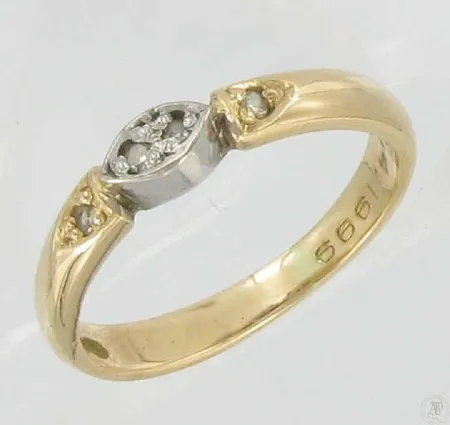 Timanttisormus 4xn.0,005ct kaiverrettu koko 15½ 585 paino 2,4g Vikt: 2,4 g