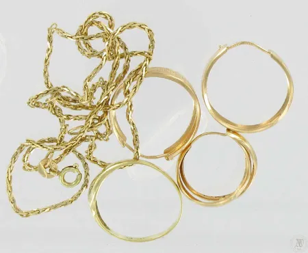 Kaulaketju, kolme korvakorua ja timanttisormus 1xn.0,005ct viallisia, 585, paino 6,1g Vikt: 6,1 g