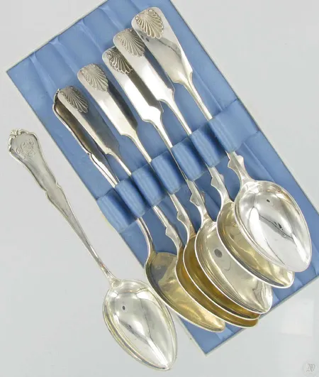 7 Jälkiruokalusikkaa simpukka ja chippendale kaiverrettu 830 paino 177g Vikt: 177   g