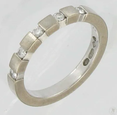 Timanttisormus 5xn.0.03ct, kaivertamaton, koko 15¾, leima AT, 750vk, paino 3,7g Vikt: 3,7 g