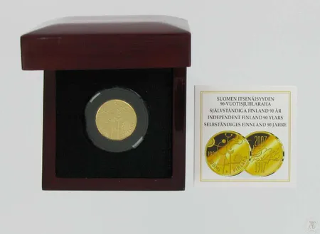 Kultaraha Suomen itsenäisyyden 90-vuotisjuhlaraha, nimellisarvo 100,00 euroa, 917, paino 8,48g Vikt: 8,5 g