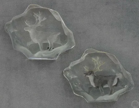2 kristallista koriste-esinettä, design Mats Jonasson
