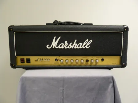 Vahvistin Marshall JCM 900, malli 2500, 50W, virtajohto, kulumia